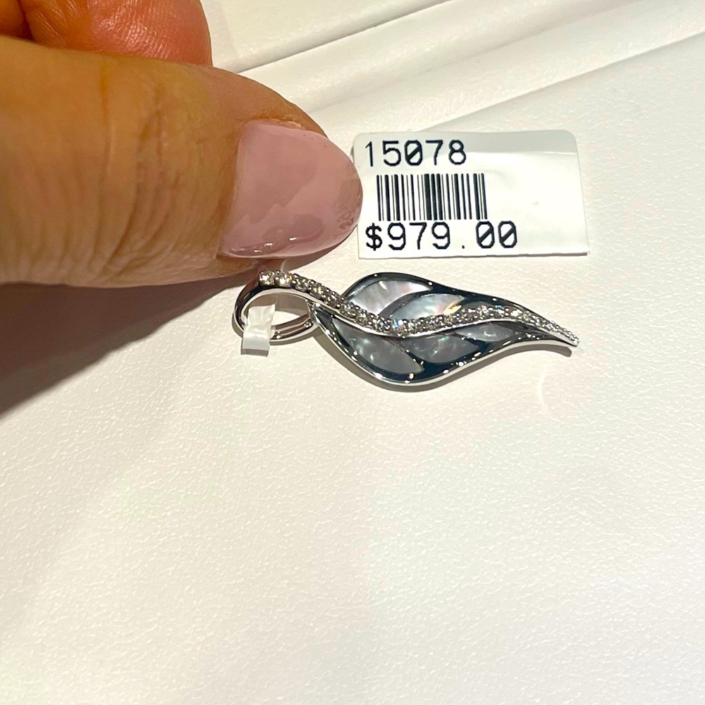Na Hoku Maile Leaf Pendant 14K white gold